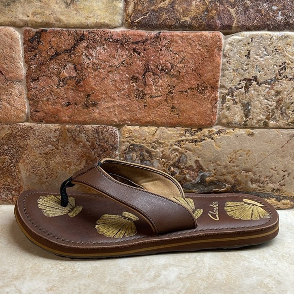 Clarks Brown Leather Flip Flop Sandals Seashell Print Thong Beach Size 9 Shoes - Picture 10 of 14